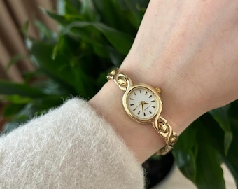 Reloj dorado para mujer, delicado reloj de pulsera, reloj de pulsera de cuarzo con esfera ovalada pequeña, reloj de joyería de estilo vintage, regalo minimalista para ella.