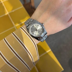 Vintage Style Silver Watch: Stainless Steel Minimalist Design