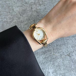 Vintage Gold Women&#39;s Watch: Minimalist Steel Band, White Dial
