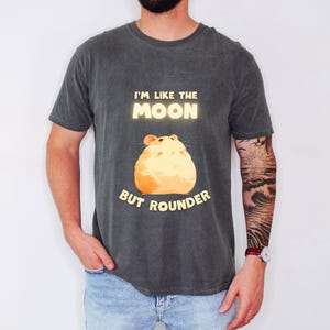 Ich bin wie der MOND aber runder - Chubby Hamster T-Shirt | Unisex T-Shirt, Geschenk für Hamster-Liebhaber, lustiges Tier-T-Shirt, niedliches Haustier-Bekleidung