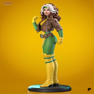 Peut inclure: Une figurine stylisée d'un personnage aux cheveux bruns avec une mèche blanche, portant une veste en cuir marron sur un justaucorps vert, des gants jaunes et des bottes hautes jaunes. La figurine repose sur un socle noir circulaire sur fond jaune.
