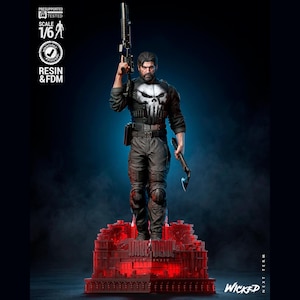 Peut inclure: Une figurine à l'échelle 1/6 en résine et FDM représentant un personnage barbu portant un gilet tactique noir avec un emblème de crâne blanc, un pantalon noir et des genouillères. Il tient un fusil et une hache, debout sur une base rouge.