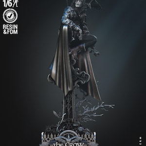 Pode incluir: Uma estátua em escala 1/6 de resina e FDM do personagem The Crow sentado sobre uma lápide com um corvo no ombro. A base apresenta o texto THE CROW e IN MEMORY OF BRANDON LEE. A figura veste um casaco comprido e botas.