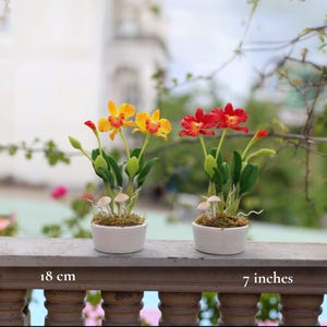 Handgjord lerkruka av Cattleya-orkidé, konstgjord blomdekoration (18 cm - medelstor)