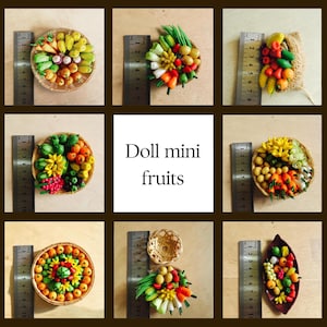 Könnte beinhalten: Eine Collage von Miniatur-Puppenfrüchten, darunter Äpfel, Bananen und Karotten, die in kleinen Körben und einem gewebten Beutel angeordnet sind. Der Text "Doll mini fruits" wird in der Mitte angezeigt. Ein Lineal befindet sich neben jeder Anordnung.
