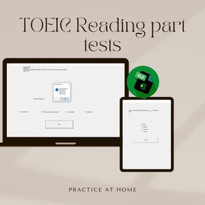 Pode incluir: Um ecrã de computador portátil que mostra uma página de prática de testes TOEIC Reading. O ecrã mostra uma janela pop-up com o título "Microsoft Excel" e um botão com a etiqueta "OK". Um segundo ecrã mostra uma pergunta de escolha múltipla com o texto "O lucro líquido da empresa para o ano foi _____." e quatro opções de resposta. O texto "PRACTICE AT HOME" é mostrado abaixo dos ecrãs.