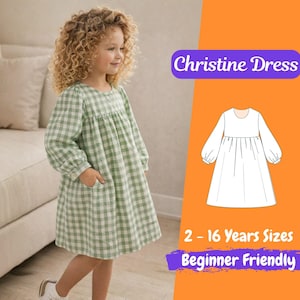 Puede incluir: Una niña con un vestido a cuadros verdes y blancos con mangas largas y bolsillos. El vestido está etiquetado como "Christine Dress" y está diseñado para tallas de 2 a 16 años. La imagen también incluye un patrón de vestido y el texto "Beginner Friendly."