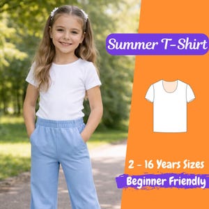 Puede incluir: Una niña con una camiseta blanca de manga corta y pantalones azul claro. La imagen incluye el texto "Summer T-Shirt", "Tallas 2 - 16 años" y "Beginner Friendly". También se muestra un diagrama de una camiseta blanca.