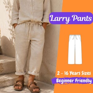 Puede incluir: Pantalones de lino beige con cintura elástica, cordón ajustable y dobladillos con vuelta. La imagen incluye un dibujo lineal blanco de los pantalones, el texto Larry Pants, 2 - 16 Years Sizes y el texto Beginner Friendly sobre un fondo naranja.