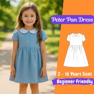 Może przedstawiać: Dziewczynka w jasnoniebieskiej sukience Peter Pan z białym kołnierzem. Sukienka ma krótkie rękawy i marszczoną spódnicę. Obraz zawiera również wzór sukienki i tekst: "Peter Pan Dress", "2 - 16 Years Sizes" i "Beginner Friendly".