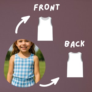 Pu&ograve; includere: Una bambina con canotta e pantaloncini a quadri blu e bianchi. L'immagine mostra il davanti e il retro di una canotta bianca con un bordo decorativo. Le parole "FRONT" e "BACK" sono scritte in bianco.