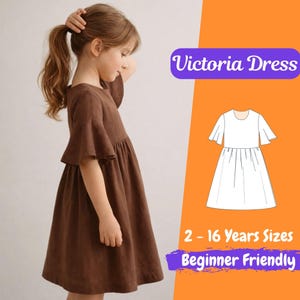 Op de afbeelding: Een jong persoon draagt een bruine jurk met uitlopende mouwen en een geplooid taille. De jurk heeft een rok die tot de knieën valt. De afbeelding bevat een diagram van de jurk en de tekst "Victoria Dress", "2 - 16 Years Sizes" en "Beginner Friendly".