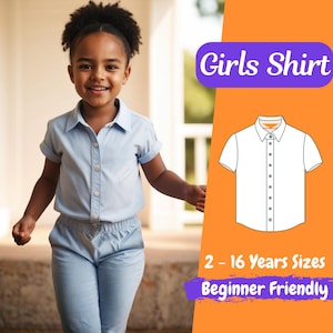 Op de afbeelding: Een naaipatroon voor een meisjesoverhemd met een knoopsluiting en korte mouwen. Het patroon is geschikt voor beginners en bevat maten voor kinderen van 2 tot 16 jaar. De afbeelding toont een jong meisje dat een lichtblauw overhemd draagt.