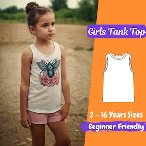 以下が含まれることがあります： 若い人が、蜂とバラのグラフィックが描かれた白いタンクトップを着ています。タンクトップはピンクのショートパンツと組み合わせています。画像には、タンクトップの図と「Girls Tank Top」、「2 - 16 Years Sizes」、「Beginner Friendly」というテキストも含まれています。