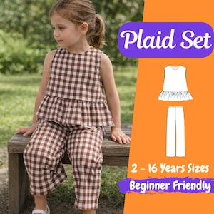 Può includere: Una bambina indossa un completo a quadri marrone e bianco, composto da un top senza maniche e pantaloni cropped. L'immagine mostra anche un diagramma dell'outfit e il testo "Plaid Set", "2 - 16 Years Sizes" e "Beginner Friendly".