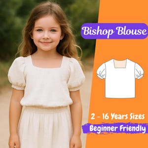 以下が含まれることがあります： クリーム色のBishopブラウスとスカートを着た少女。ブラウスはスクエアネックとパフスリーブです。画像にはブラウスのグラフィックと「Bishop Blouse」、「2 - 16 Years Sizes」、「Beginner Friendly」というテキストが含まれています。