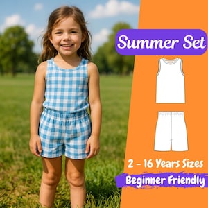 Puede incluir: Una niña pequeña con un conjunto de verano a cuadros azules y blancos, sonriendo en un campo de hierba. La imagen incluye un diagrama del conjunto de verano y el texto "Summer Set", "2 - 16 Years Sizes" y "Beginner Friendly".