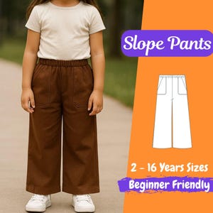 Może przedstawiać: Dziecko w brązowych spodniach z szerokimi nogawkami i kremowym t-shircie. Spodnie mają przednie kieszenie i elastyczną talię. Obraz zawiera tekst "Slope Pants", "2 - 16 Years Sizes" i "Beginner Friendly".