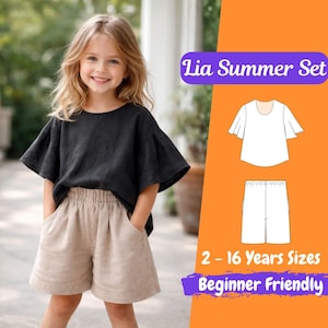 Puede incluir: Una niña con una blusa negra y pantalones cortos color beige. La imagen también muestra un patrón para un conjunto de verano, con una blusa y pantalones cortos blancos, y el texto "Lia Summer Set", "2 - 16 Years Sizes" y "Beginner Friendly".