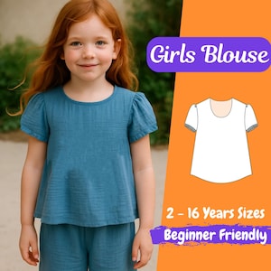 Op de afbeelding: Een jong meisje draagt een blauwe blouse en korte broek. De blouse heeft korte, gepofte mouwen en een ronde halslijn. De afbeelding bevat ook een diagram van de blouse en de tekst "Girls Blouse", "2 - 16 Years Sizes" en "Beginner Friendly".