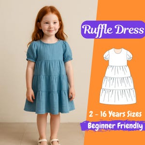 Peut inclure: Une jeune fille porte une robe à volants bleue. La robe a des manches courtes et une jupe à volants. L'image comprend également un schéma de la robe et le texte "Ruffle Dress", "2 - 16 Years Sizes" et "Beginner Friendly".