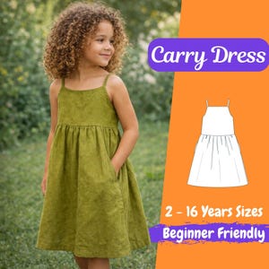 Puede incluir: Una niña con un vestido verde con tirantes finos y bolsillos. La imagen incluye el texto "Carry Dress" y una ilustración del patrón del vestido. El texto indica tallas para edades de 2 a 16 años y es apto para principiantes.