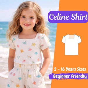 Könnte beinhalten: Ein junges Mädchen trägt ein weißes Celine-Shirt mit quadratischem Ausschnitt und kurzen Ärmeln, verziert mit bunten Cartoon-Tierdrucken. Das Outfit beinhaltet passende Shorts. Das Bild zeigt auch eine Skizze des Shirts und Text mit Größenangaben für Kinder von 2-16 Jahren.