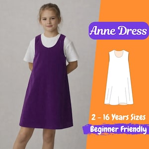 Può includere: Una ragazza indossa un vestito Anne di velluto a coste viola sopra una maglietta bianca. L'abito è senza maniche e ha un design semplice. L'immagine include un'illustrazione del modello e il testo: "Anne Dress", "2 - 16 Years Sizes" e "Beginner Friendly".