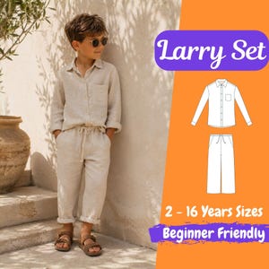 Puede incluir: Un conjunto de camisa beige de manga larga con botones y pantalones a juego con cordón. La imagen incluye el texto Larry Set y 2 - 16 Years Sizes Beginner Friendly, junto con un dibujo lineal blanco del patrón de la camisa y el pantalón.
