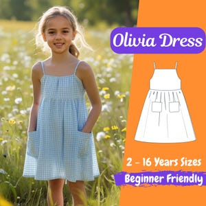 Puede incluir: Una niña con un vestido a cuadros azul claro y blanco con bolsillos, de pie en un campo de flores. La imagen incluye un patrón de vestido con el texto "Olivia Dress", "2 - 16 Years Sizes" y "Beginner Friendly".