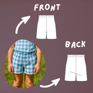 Pu&ograve; includere: Pantaloncini a quadri blu e bianchi con elastico in vita. L'immagine mostra le viste anteriore e posteriore dei pantaloncini, insieme a una persona che li indossa. Le parole "FRONT" e "BACK" sono visualizzate.