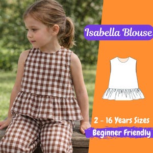 Puede incluir: Una niña con una blusa y pantalones a cuadros marrones y blancos. La imagen incluye un gráfico del patrón "Isabella Blouse", con texto que indica tallas para edades de 2 a 16 años y que es apto para principiantes.