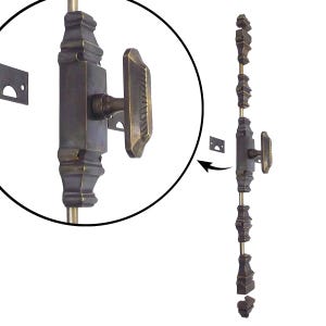 Op de afbeelding: Een antieke bronzen raamgrendel met een decoratieve handgreep en sierlijke details. Het slot bevat een lange verticale stang met decoratieve elementen en een aparte sluitplaat. De hardware is ontworpen voor raambeveiliging.