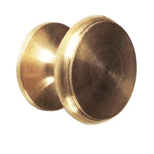 Puede incluir: Un par de pomos de puerta de latón. Los pomos tienen un diseño circular con una cara ligeramente abovedada y un borde estriado. El latón tiene un acabado pulido, que refleja la luz. Estos pomos son probablemente para puertas interiores o exteriores.