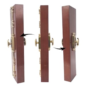 Puede incluir: Tres pestillos de puerta de madera con herrajes de latón. Los pestillos son rectangulares con un acabado marrón oscuro y detalles decorativos de latón. Cada pestillo tiene un pomo de latón y se muestra en diferentes posiciones.