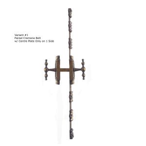 Peut inclure: Un pêne dormant jumelé de couleur bronze avec une plaque centrale d'un côté. Le pêne dormant présente des éléments décoratifs et est conçu pour les portes ou les fenêtres. Le texte "Variant #1 Paired Cremone Bolt w/ Centre Plate Only on 1 Side" est visible.