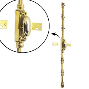 Può includere: Un catenaccio per porta in ottone con maniglia ovale e dettagli decorativi. Il catenaccio è lungo e sottile, con una serie di accenti ornati. Include due piccole placche di battuta in ottone. L'hardware è mostrato su sfondo bianco. Lunghezza circa 40 cm.