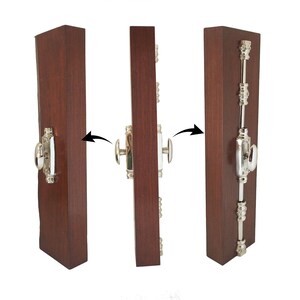 Peut inclure: Trois verrous de porte en bois avec quincaillerie argentée. Les boulons sont présentés dans différentes positions, avec des flèches indiquant leur fonctionnement. Le bois est de couleur brun foncé.