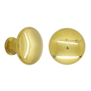 Może przedstawiać: Dwa mosiężne gałki do drzwi. Jedna jest owalna z okrągłą podstawą, a druga okrągła. Obie mają błyszczącą, odblaskową powierzchnię i ciepły, złoty kolor.