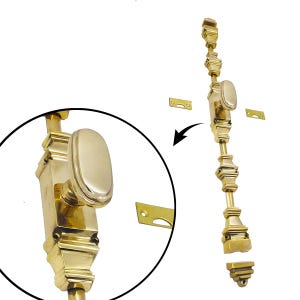 Op de afbeelding: Een gepolijste messing deurschuif met een ovale handgreep en decoratieve details. Inclusief drie kleine messing montageplaten. De grendel wordt getoond in een close-up en een volledig beeld, waarbij het sierlijke ontwerp wordt benadrukt.