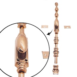 Peut inclure: Un verrou de porte en laiton poli avec un centre ovale allongé et des détails décoratifs. Comprend des plaques de montage. Le verrou mesure environ 61 cm de long.