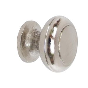 Op de afbeelding: Een zilverkleurige kastknop met een afgerond, cirkelvormig ontwerp. De knop heeft een platte basis en een gewelfde bovenkant met een cirkelvormige inkeping. De hardware is gemaakt van metaal en is geschikt voor meubels of kastdeuren.