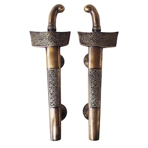 Ett par (2 st) med 37,5 cm [14-3/4"] utsmyckade malaysiska dörrhandtag i massiv mässing - Keris / Antikmässing