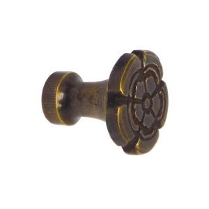 Op de afbeelding: Antieke messing kastknop met een bloemmotief. De knop heeft een ronde basis en een decoratieve bloemvorm. De afwerking heeft een vintage, verouderde uitstraling, wat bijdraagt aan de klassieke uitstraling. Perfect om een vleugje elegantie aan meubels toe te voegen.