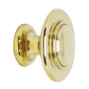 Pode incluir: Um puxador de armário em latão polido com uma face redonda ligeiramente abaulada e uma base circular menor. O puxador tem um tom dourado quente e foi projetado para fácil aderência e instalação. Ideal para restauração de móveis ou armários novos.