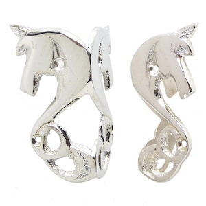 Op de afbeelding: Een paar zilveren wandhaken in de vorm van een eenhoorn. Elke haak heeft een gedetailleerd ontwerp van een eenhoorn met een gekrulde staart en een hoorn.