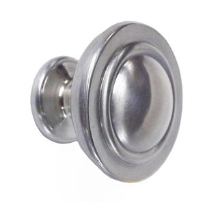 Op de afbeelding: Een close-up van een kastknop van geborsteld nikkel. De knop heeft een afgeronde voorkant met een verhoogd, cirkelvormig ontwerp en een kleinere, cilindrische basis. De hardware is gemaakt van metaal en is ontworpen voor meubels.