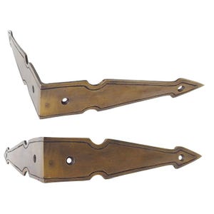 Puede incluir: Dos soportes de esquina de latón antiguo con un diseño puntiagudo. Los soportes tienen un borde decorativo y dos agujeros para montaje.