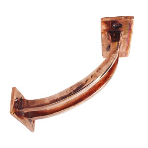 Puede incluir: Un soporte metálico curvo de color cobre con una placa de montaje cuadrada en cada extremo. El soporte tiene un acabado liso y pulido y está diseñado para montarse en una pared u otra superficie. El soporte probablemente se utiliza con fines decorativos o funcionales.