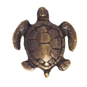 Op de afbeelding: Een bronzen schildpadfiguur met een gedetailleerd schildpatroon en uitgestrekte vinnen. Het beeldje is een decoratief item, waarschijnlijk voor woondecoratie of als verzamelobject. De schildpad is realistisch weergegeven.